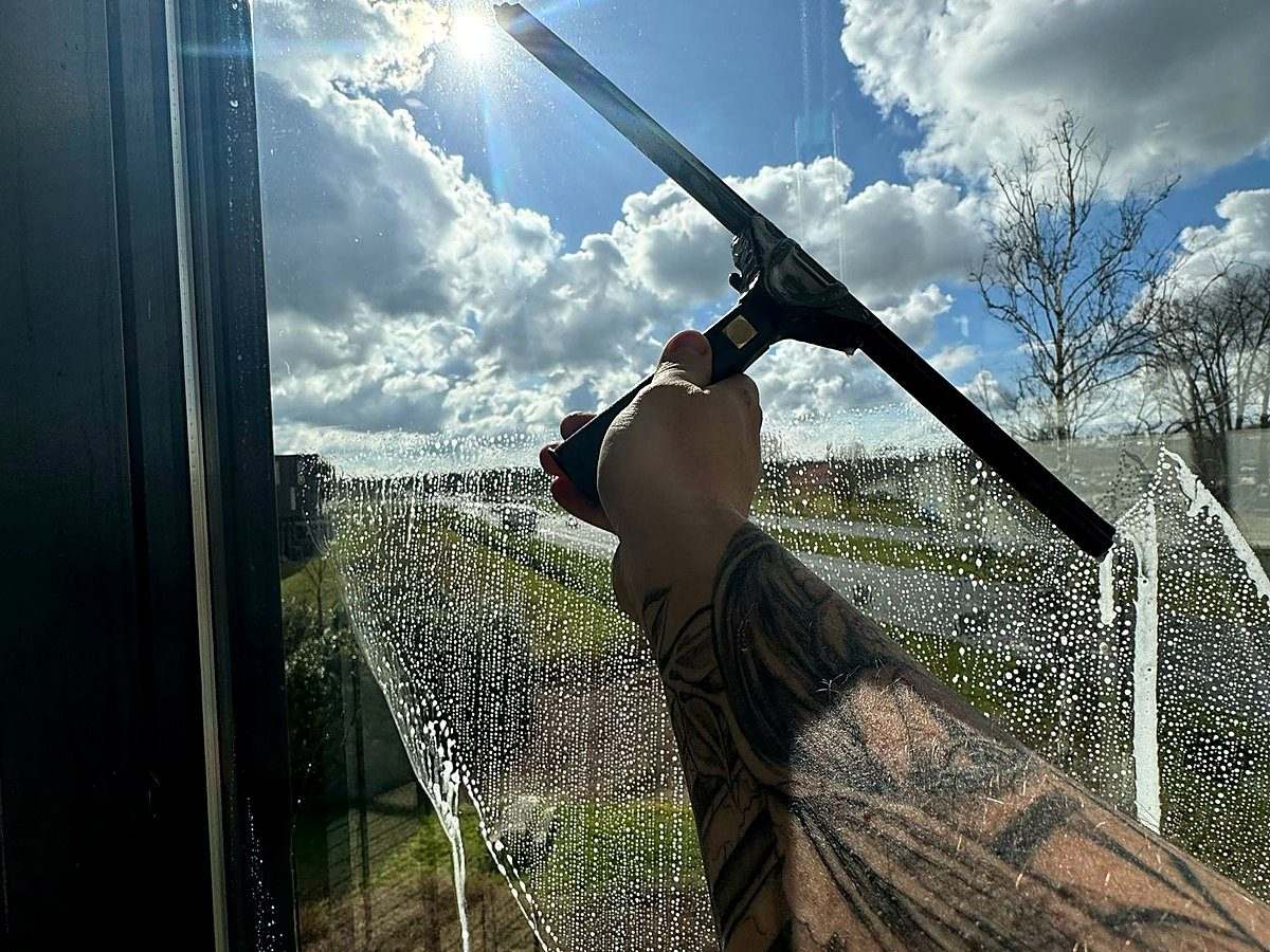 Glasbewassing met trekker door Glazenwasser Deventer