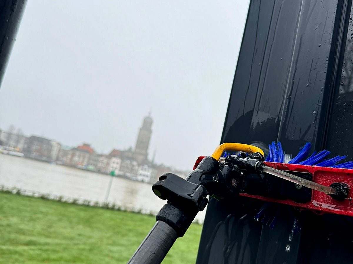 Gevelreiniging met osmoseborstel met Deventer op de achtergrond